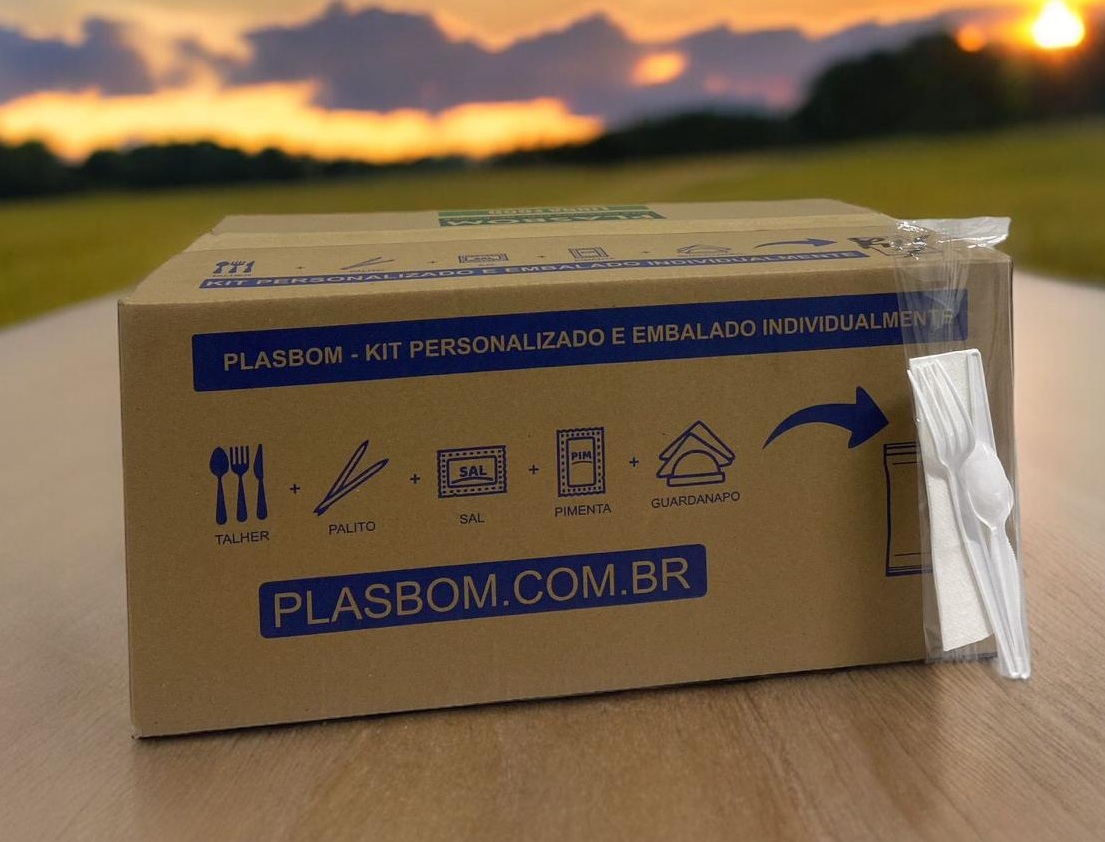 Kits práticos Plasbom com talheres, guardanapo, sal e pimenta embalados individualmente
